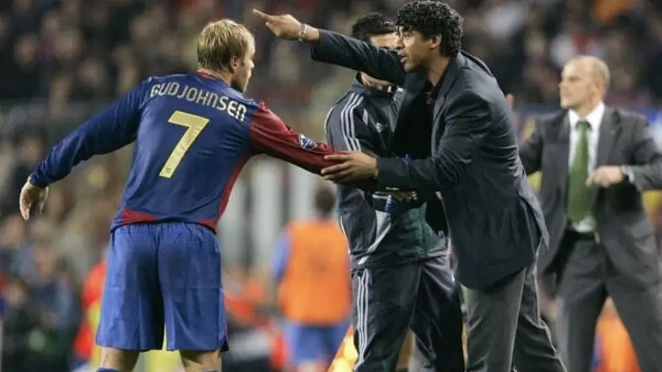 ¿Vuelve a la querencia? Frank Rijkaard suena para ser el sustituto de Xavi Hernández en el Barça