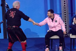 ¡Qué elegancia la de Francia! Messi modela tenis de los Simpsons