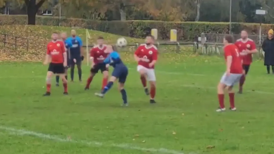 ¡De crack! Jugador realiza un golazo en el futbol amateur de Inglaterra