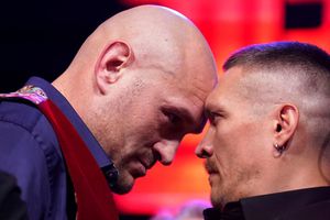 Tyson Fury y Oleksandr Usyk se 'amenazan' en evento de promoción de su pelea