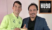 Chucky Lozano recibió un jersey del Real Madrid de manos de Hugo Sánchez