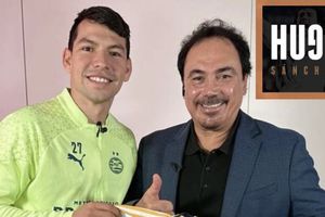 Chucky Lozano recibió un jersey del Real Madrid de manos de Hugo Sánchez