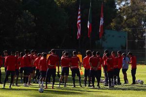 Aficionados 'revientan' a Chivas por instalaciones del equipo