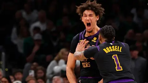 Lakers, sin LeBron James y Anthony Davis, sorprenden a los Celtics de Boston