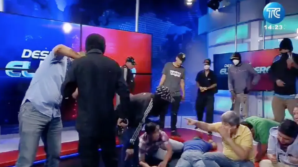 Video: En Ecuador encapuchados armados someten en vivo a personal de una televisora