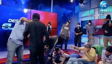 Video: En Ecuador encapuchados armados someten en vivo a personal de una televisora