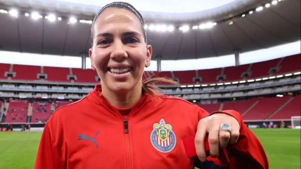 Chivas Femenil entrega reconocimiento a Alicia Cervantes por su tricampeonato de goleo