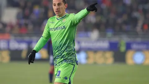 ¿Se va de España? Andrés Guardado fue a las oficinas del Betis para esclarecer su futuro