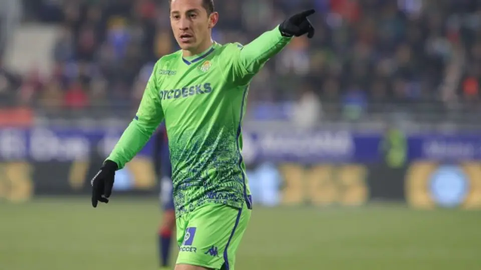 ¿Se va de España? Andrés Guardado fue a las oficinas del Betis para esclarecer su futuro