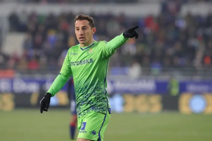 ¿Se va de España? Andrés Guardado fue a las oficinas del Betis para esclarecer su futuro