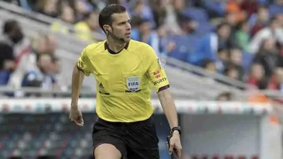 En Barcelona creen que un árbitro asistente 'espió' el vestidor culé tras la victoria ante el Atlético