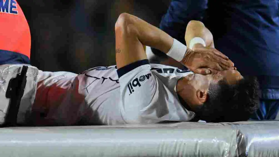 ¡Otra vez la rodilla! Jesús Molina abandonó el juego ante Tigres por lesión