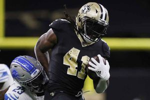 NFL: Alvin Kamara le regala un jersey autografiado al oficial que lesionó accidentalmente