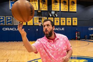 Adam Sandler exhibe sus destrezas en baloncesto en el McKale Center de Arizona