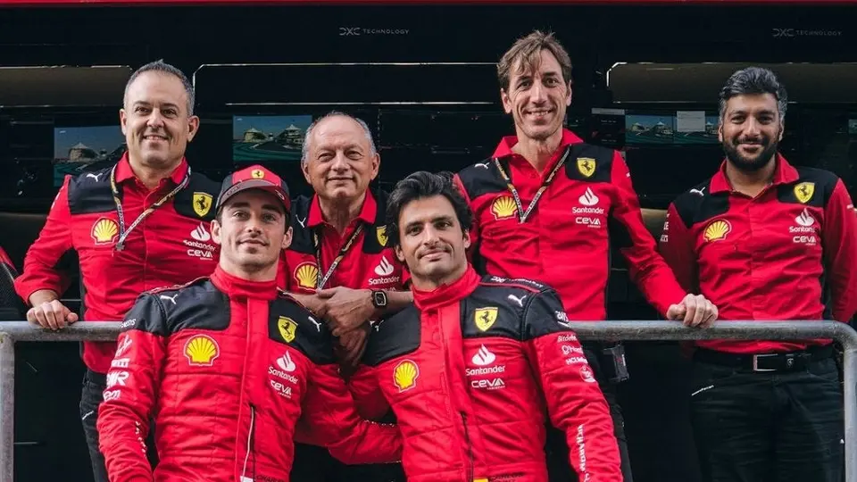 Presidente de Ferrari adelanta que ya tiene amarrados a Leclerc y Sainz Jr. por más años
