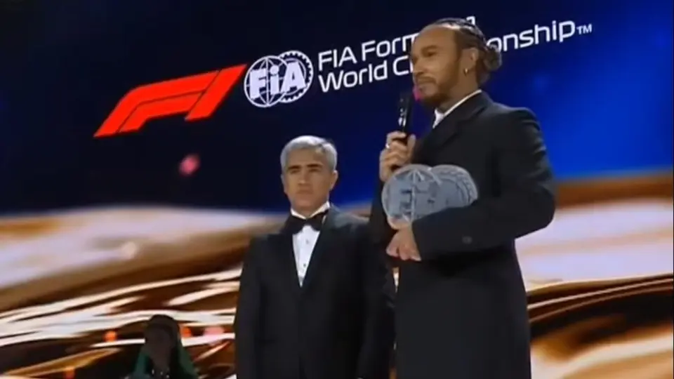 F1: Lewis Hamilton 'desprecia' a la FIA y su trofeo de tercer lugar en la temporada 2023