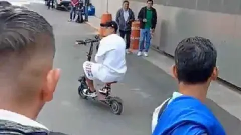 Mozumbito Martínez presume su 'vehículo de lujo' al llegar al entrenamiento de América