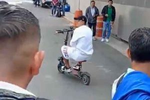 Mozumbito Martínez presume su 'vehículo de lujo' al llegar al entrenamiento de América