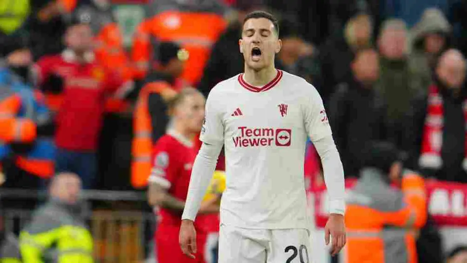 Fans de Manchester United arremetieron contra árbitro por expulsión de Diogo Dalot