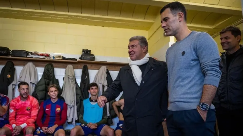 ¿Reemplazo de Xavi? Joan Laporta visita a Rafa Márquez en partido del Barça Atlétic