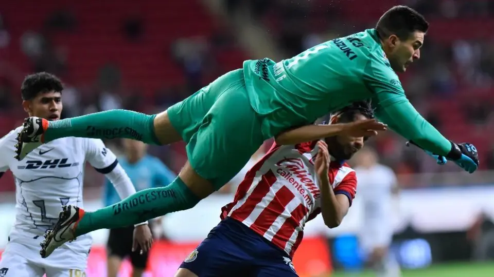 ¡Tremendo! Julio González y Ricardo Marín protagonizan duro choque en el inicio del juego
