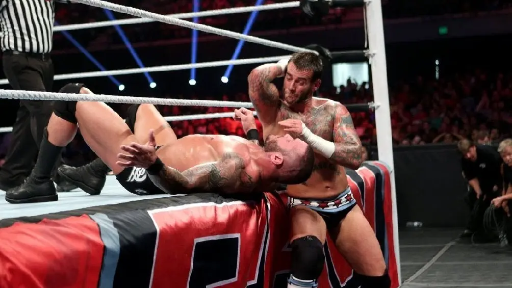 CM Punk castiga a Randy Orton, quien ya confirmó su aparición para esta noche | @WWE