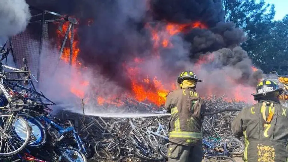 Incendio consume un depósito vehicular en Tláhuac, Ciudad de México