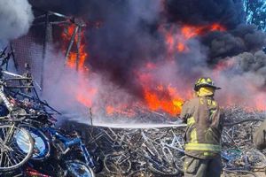 Incendio consume un depósito vehicular en Tláhuac, Ciudad de México