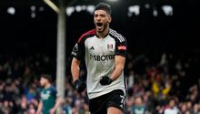 ¡Garrafal error! Raúl Jiménez falla una oportunidad de gol en la derrota del Fulham ante Chelsea