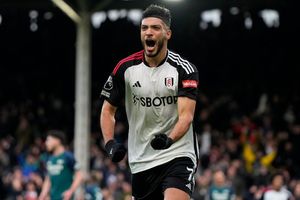 ¡Garrafal error! Raúl Jiménez falla una oportunidad de gol en la derrota del Fulham ante Chelsea