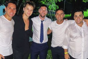 Messi, feliz con su familia, amigos y con Los Totora en la boda de su cuñada