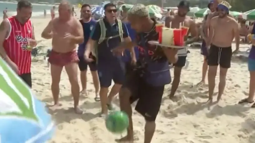 Vendedor ambulante brasileño humilla a hincha argentino en las playas de Rio
