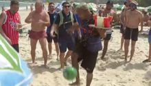Vendedor ambulante brasileño humilla a hincha argentino en las playas de Rio