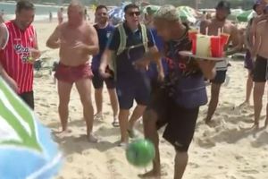 Vendedor ambulante brasileño humilla a hincha argentino en las playas de Rio