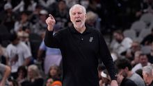 Gregg Popovich interrumpe partido para pedir que dejen de abuchear a Kawhi Leonard