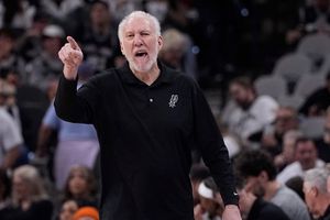 Gregg Popovich interrumpe partido para pedir que dejen de abuchear a Kawhi Leonard