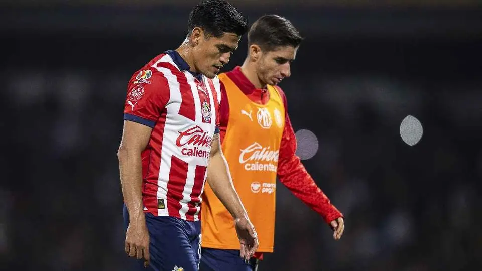 ¿Más bajas de Chivas? Jesús Sánchez e Isaac Brizuela salen de Verde Valle con bolsas negras