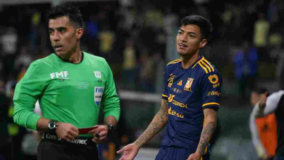 Raymundo Fulgencio recibió medalla de segundo lugar con Tigres entre lágrimas