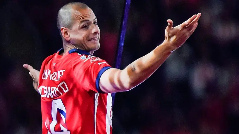 Chicharito Hernández marcó golazo en práctica con Chivas; Cisneros lo presume en redes