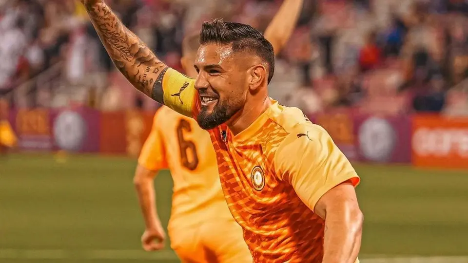 Andy Derlot fuera de peligro tras desplomarse en el campo y festeja con su equipo el título