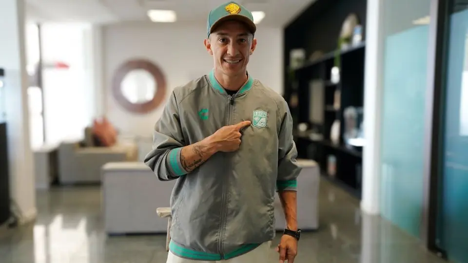 Andrés Guardado es presentado de manera oficial con León, ante miles de aficionados