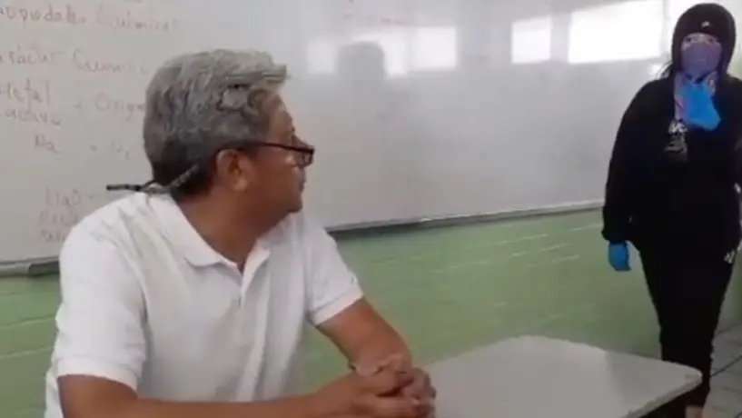Alumnas del IPN golpean a profesor por presunto acoso sexual