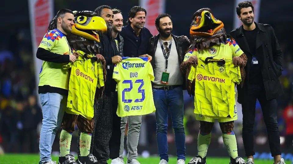 Leyendas del Borussia Dortmund asisten al partido del América vs San Luis en el Estadio Azteca