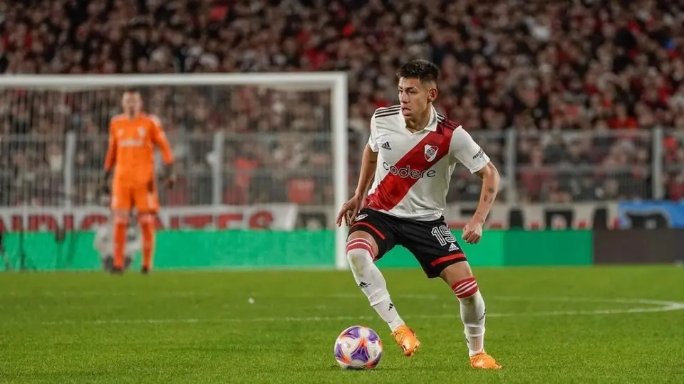 Claudio Echeverri deja River Plate tras firmar seis años con Manchester City