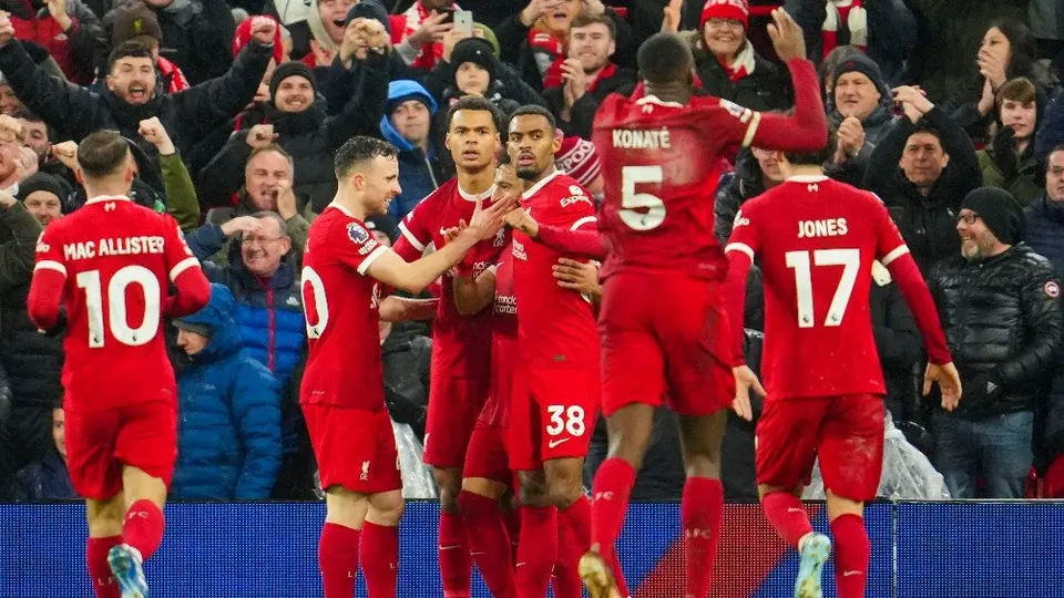 Liverpool vence al Newcastle y se coloca como líder en solitario en la Premier