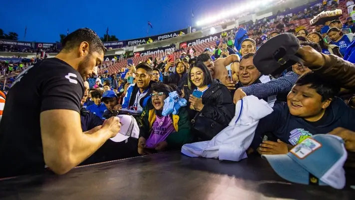 Aficionada de Cruz Azul rompe en llanto por el regreso de Corona al Estadio Ciudad de los Deportes