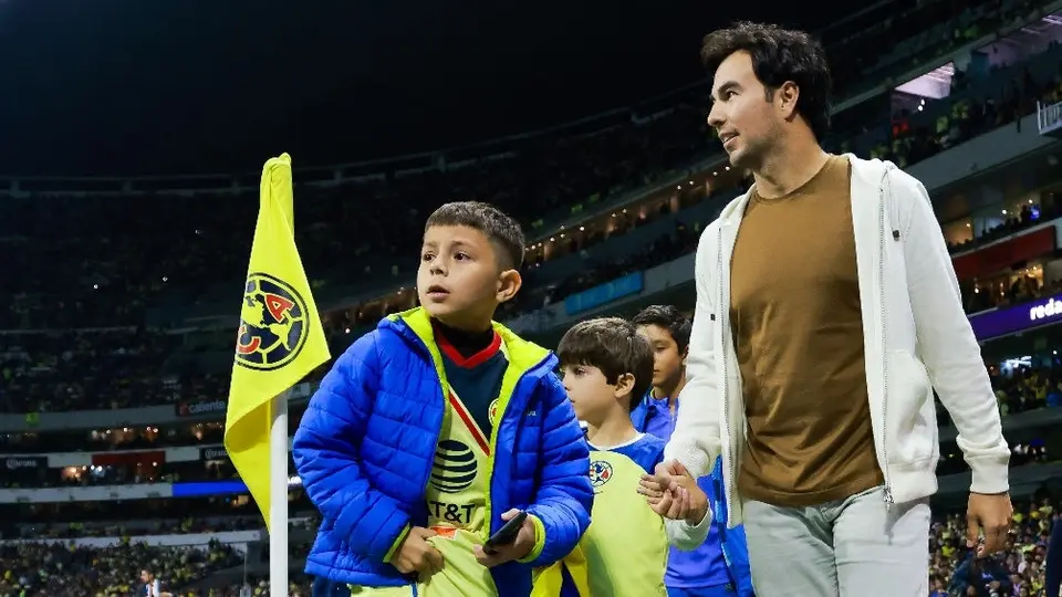 'Checo' Pérez le enseña a sus hijos a Iván Zamorano: "Él es mi ídolo"