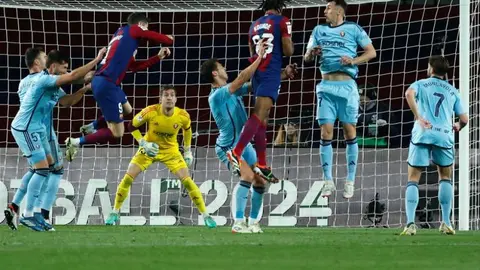 Barcelona rescató triunfo ante Osasuna gracias a gol de Vitor Roque