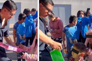 Luis Malagón se 'viste' de Rey Mago y regala juguetes a decenas de niños