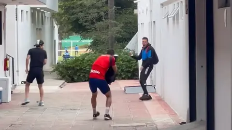 ¡Llevados! 'Pollo Briseño' dispara balas de pintura a sus compañeros en venganza de una broma